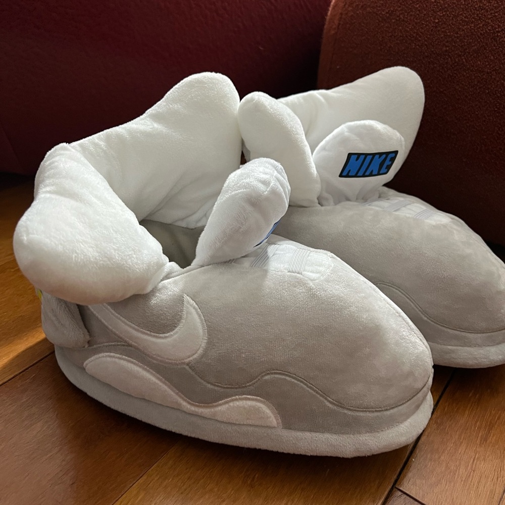 Sneaker-like puffy oversized slippers